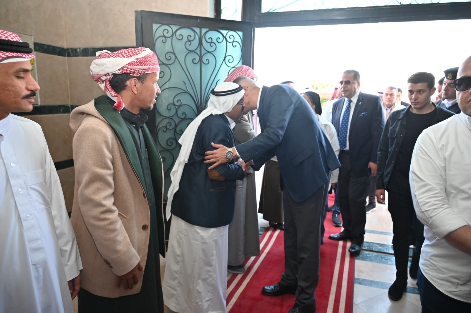 محافظ جنوب سيناء يلتقي مشايخ وعواقل بدو أبورديس ويؤكد: تلبية مطالب الأهالي على قمة أولويات المحافظ