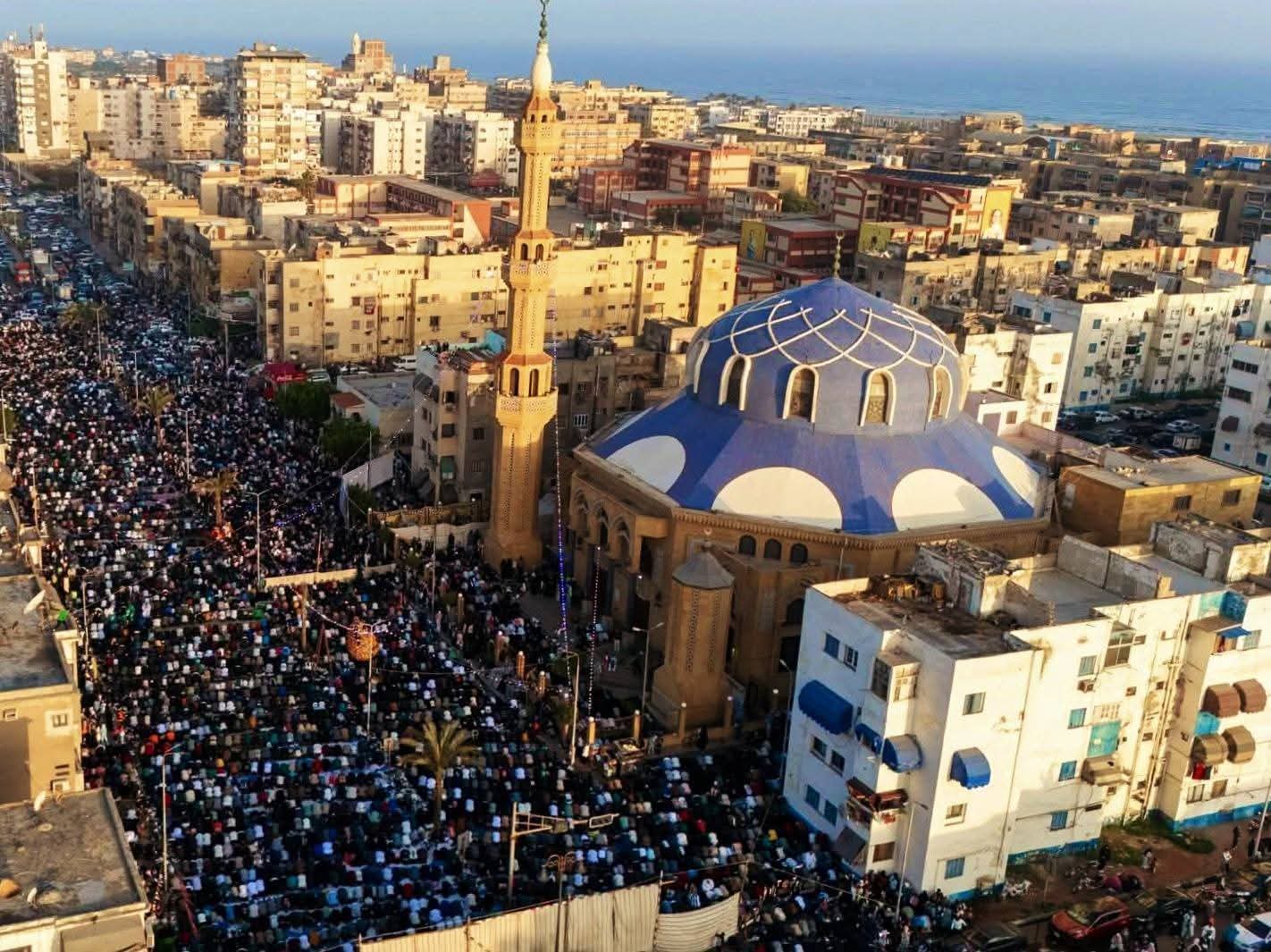 ساحات بورسعيد وبورفؤاد تمتلئ بالمصلين في مشهد إيماني مهيب