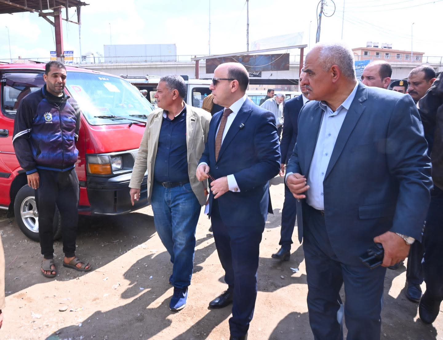 محافظ الغربية يتفقد موقف سمنود في أول أيام العمل عقب إجازة العيد لمتابعة انتظام حركة النقل والالتزام بالتعريفة