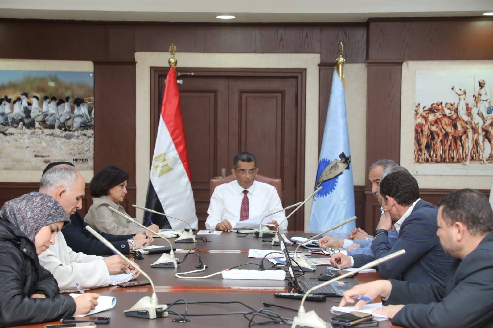 محافظ البحر الأحمر يتابع موقف مياه الشرب والصرف الصحي وخطط تطوير المنظومة بالغردقة