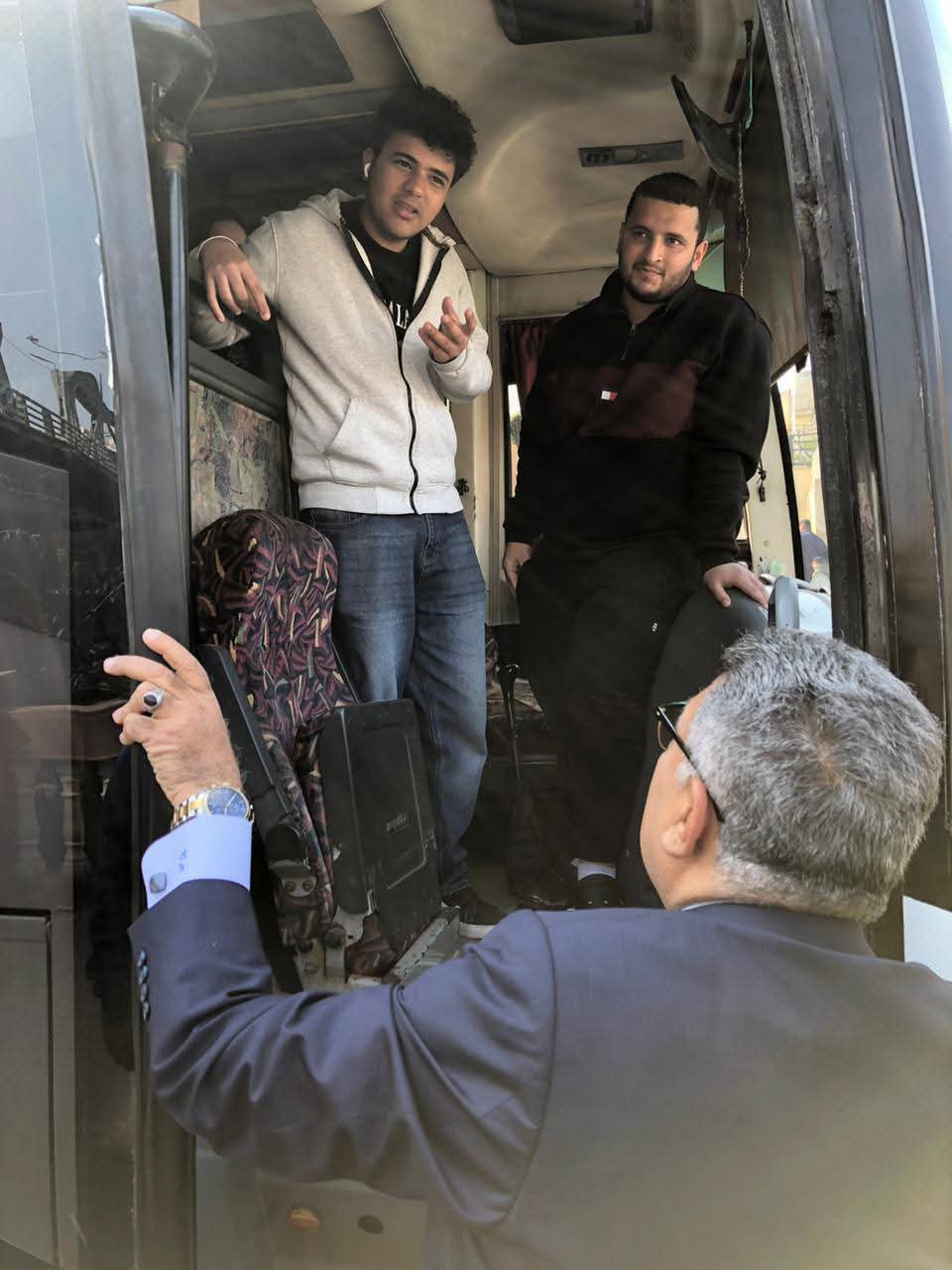 محافظ الدقهلية يشن حملة مفاجئة على سيارات التاكسي والسرفيس بالمنصورة للتأكد من الالتزام بالتعريفة وتشغيل العداد