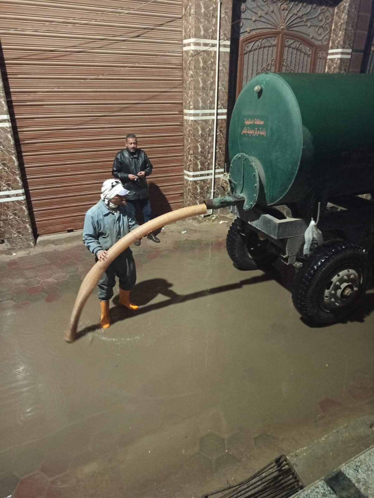 محافظ الجيزة يتفقد جهود شفط مياه الأمطار بمحور صفط اللبن وشوارع الدقي والعجوزة