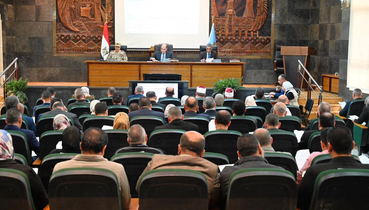 اللواء دكتور علاء عبدالمعطي يطلق برنامجًا لتقييم الأداء ويربط الحوافز بمستوى الإنجاز ويؤكد: نعمل بروح الفريق الواحد لخدمة المواطنين في كل شبر من المحافظة