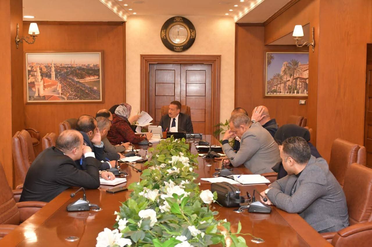 استمرارٱ لسلسة لقاءاته الدورية مع المواطنين محافظ بورسعيد يلتقي عدد من المواطنين ويستمع إلى شكواهم و مطالبهم ويوجه الجهات المختصة بحلول عاجلة