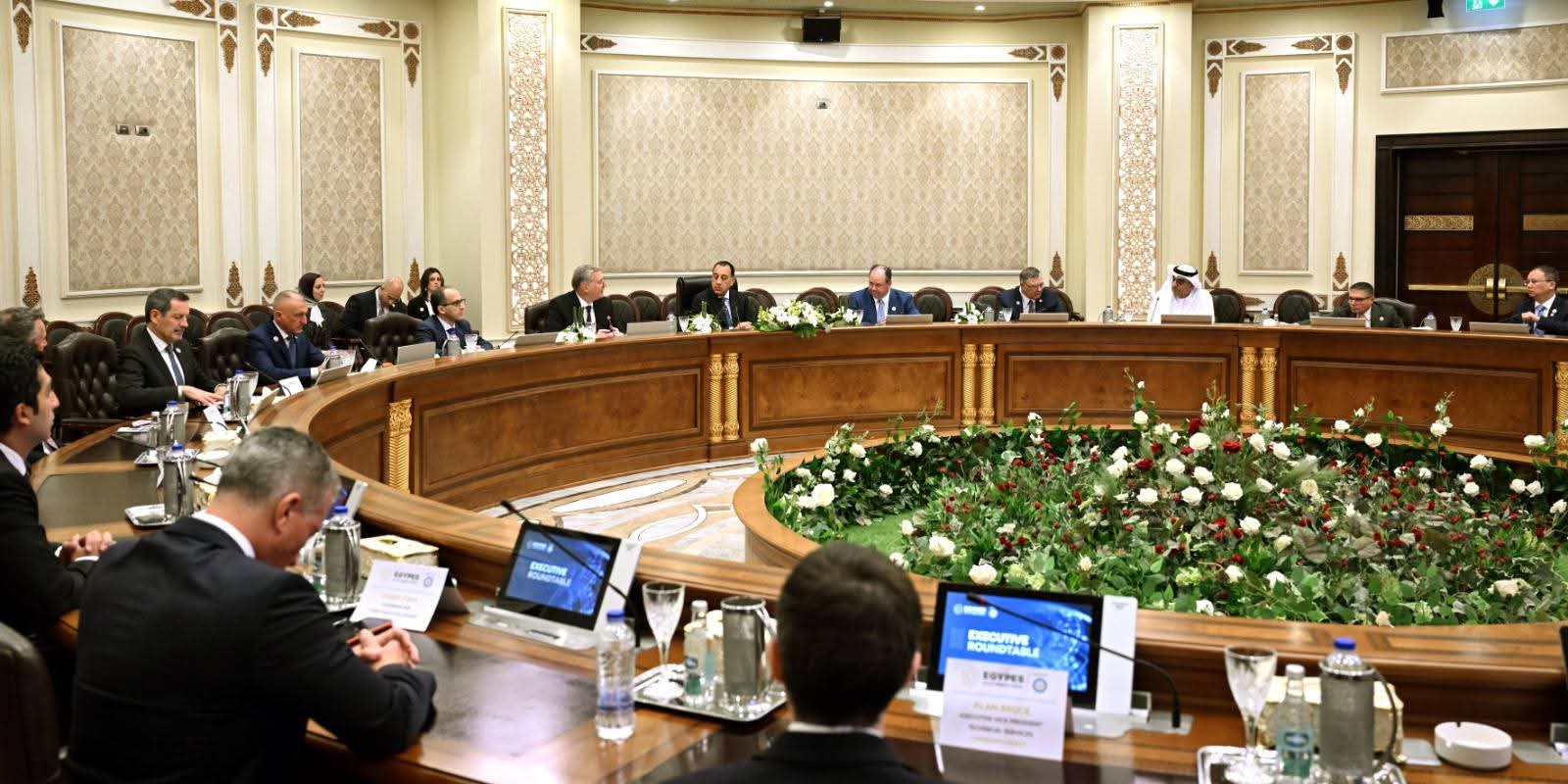 رئيس الوزراء يعقد مائدة مستديرة مع القيادات التنفيذية لشركات الطاقة العالمية العاملة في مصر
