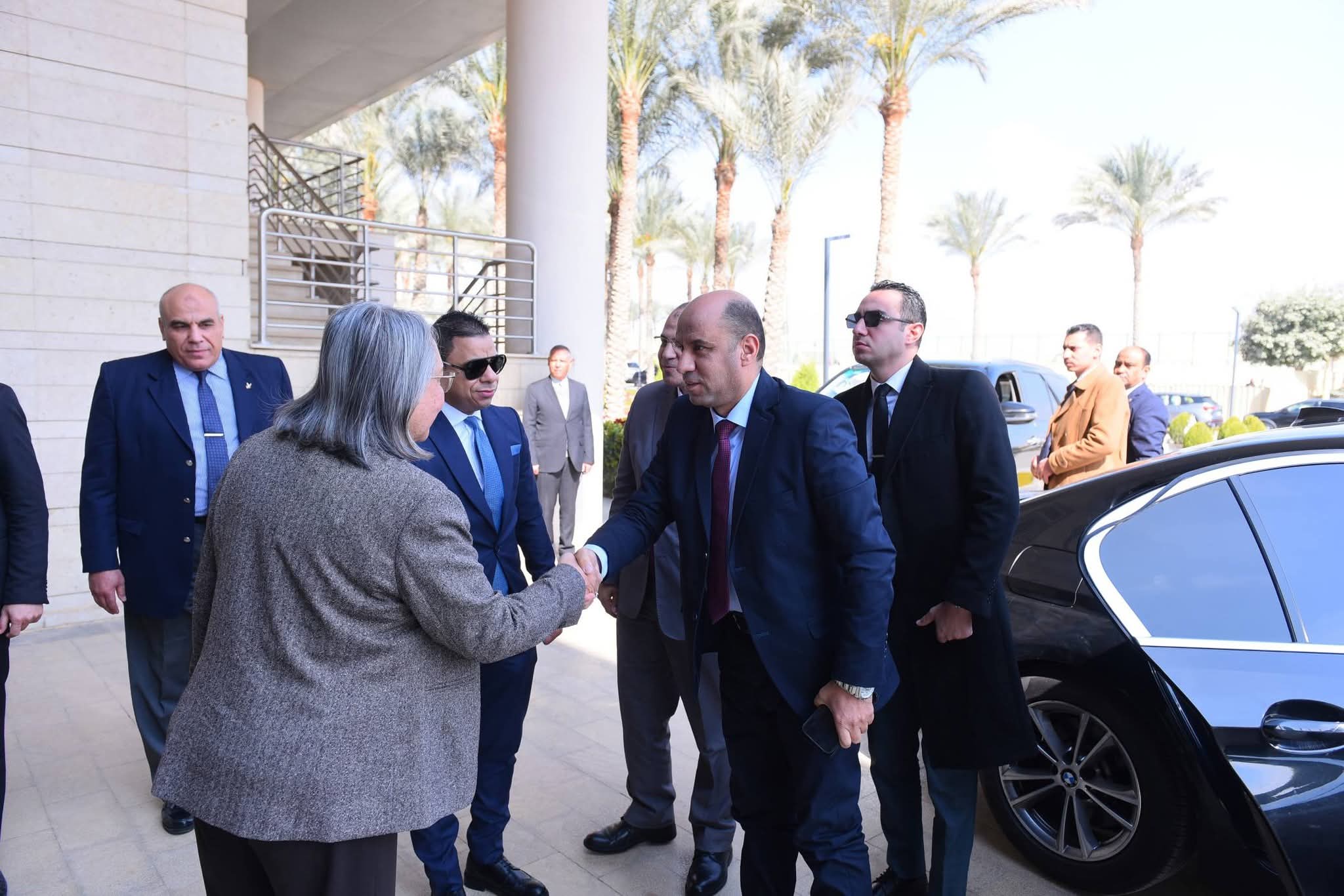 وزير العمل يبدأ جولته في الجيزة بزيارة جامعة "الجيزة الجديدة