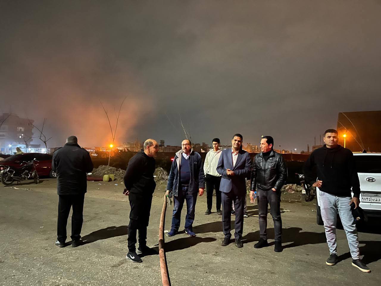 محافظ الدقهلية يتابع ميدانيًا السيطرة على حريق مصنع عقل بطلخا واستمرار أعمال الإطفاء والتبريد