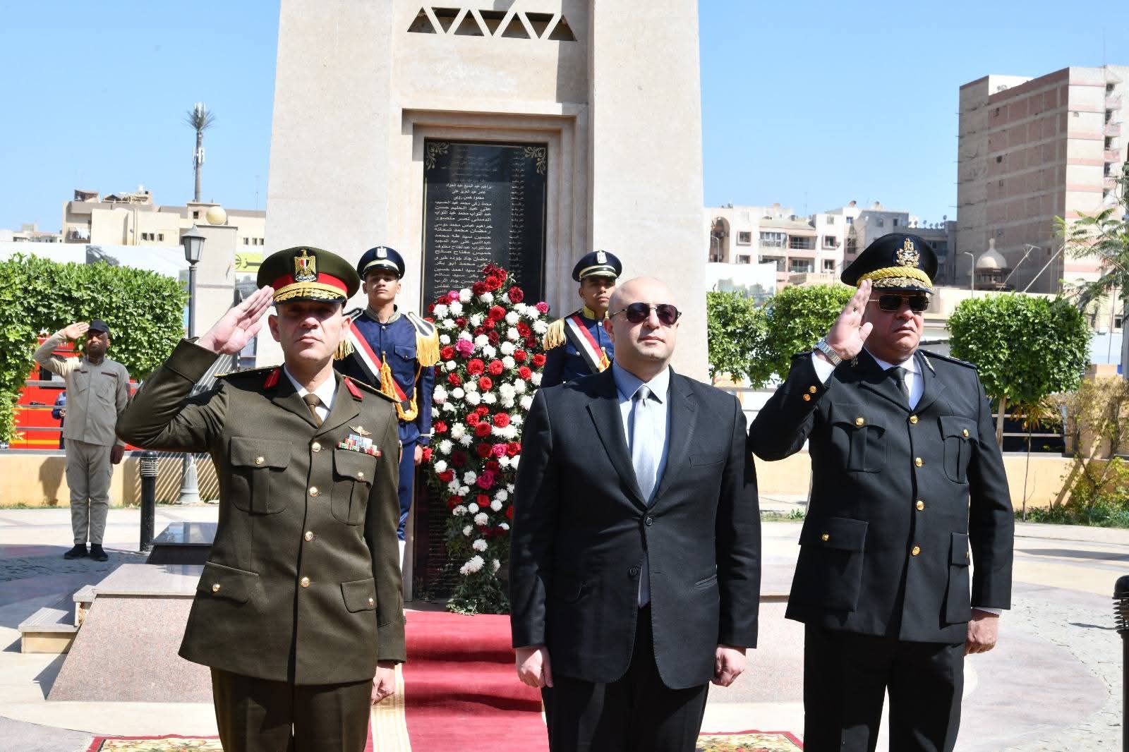 إيذاناً ببدء احتفالات المحافظة بعيدها القومي محافظ الفيوم يضع إكليلاً من الزهور على النصب التذكاري للشهداء بميدان قارون