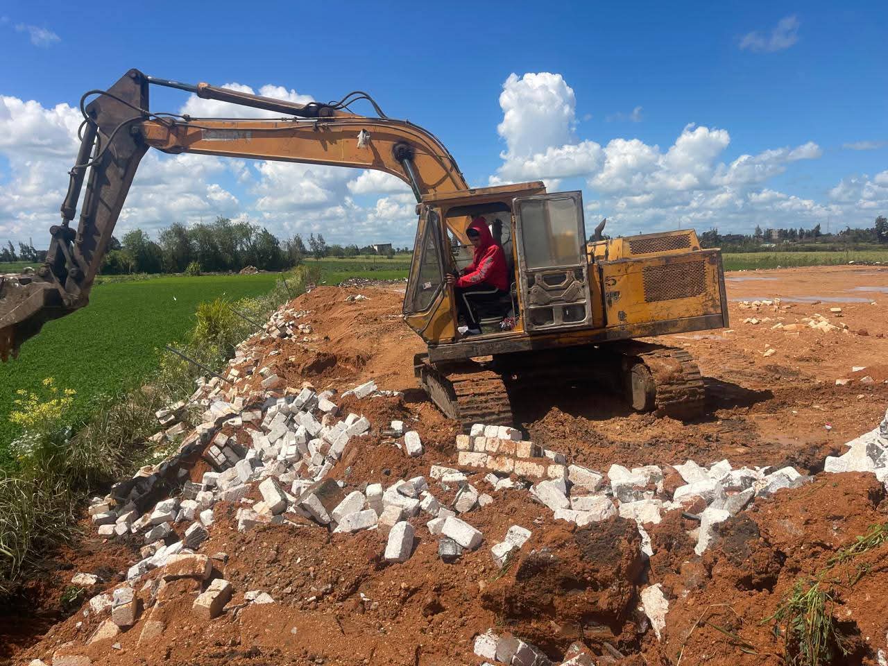 محافظ الدقهلية يتابع أعمال إزالة تعدي بالبلوك على أرض زراعية بطلخا