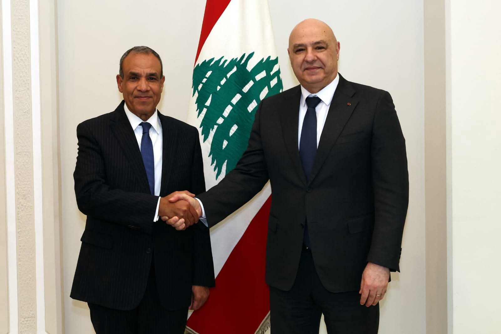 وزير الخارجية يلتقي فخامة رئيس الجمهورية اللبنانية في بيروت وينقل رسالة دعم من القيادة والشعب المصرى