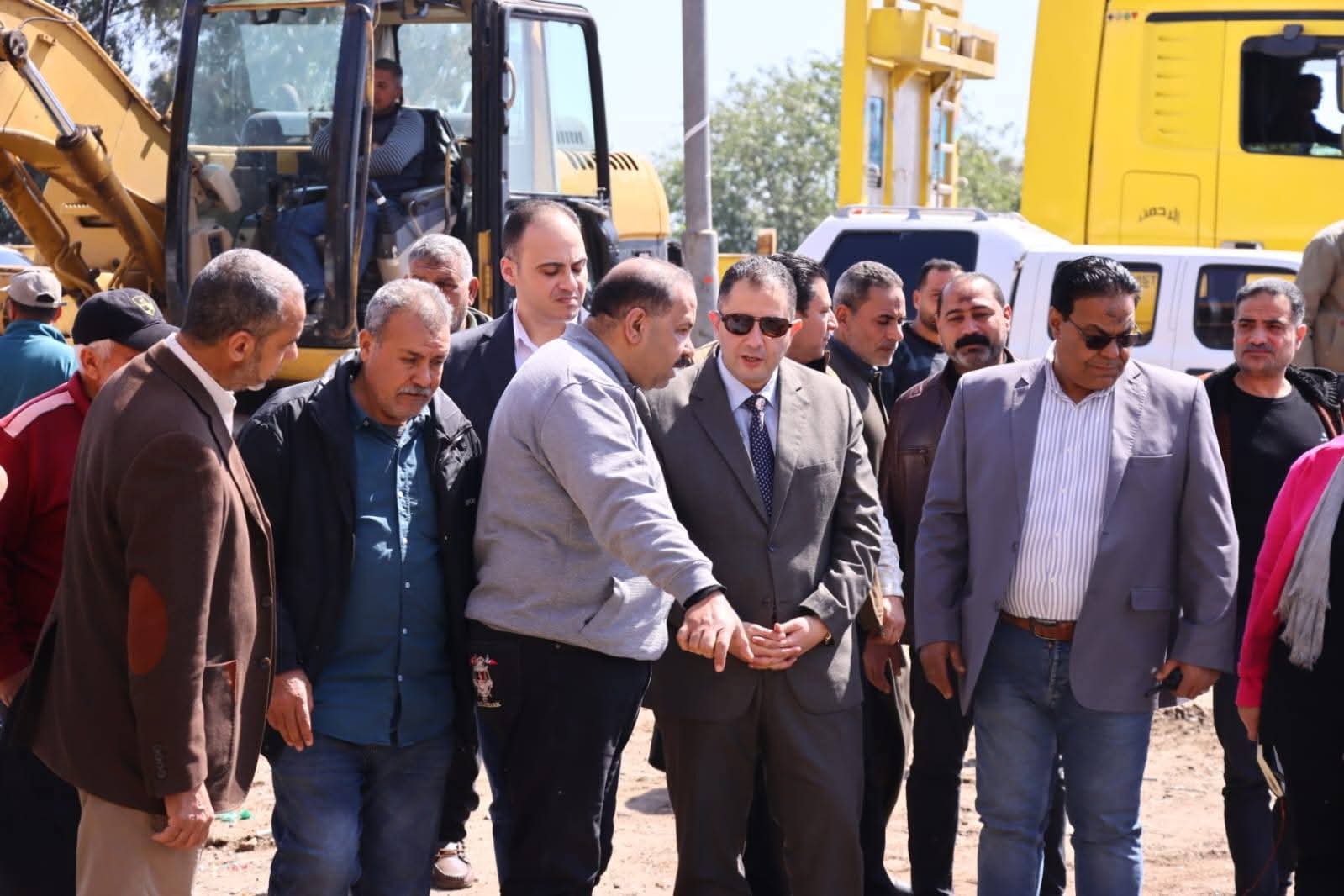 محافظ دمياط يتابع ميدانيًا أعمال إصلاح كسر بخط مياه ناقل بطريق كفر سعد 