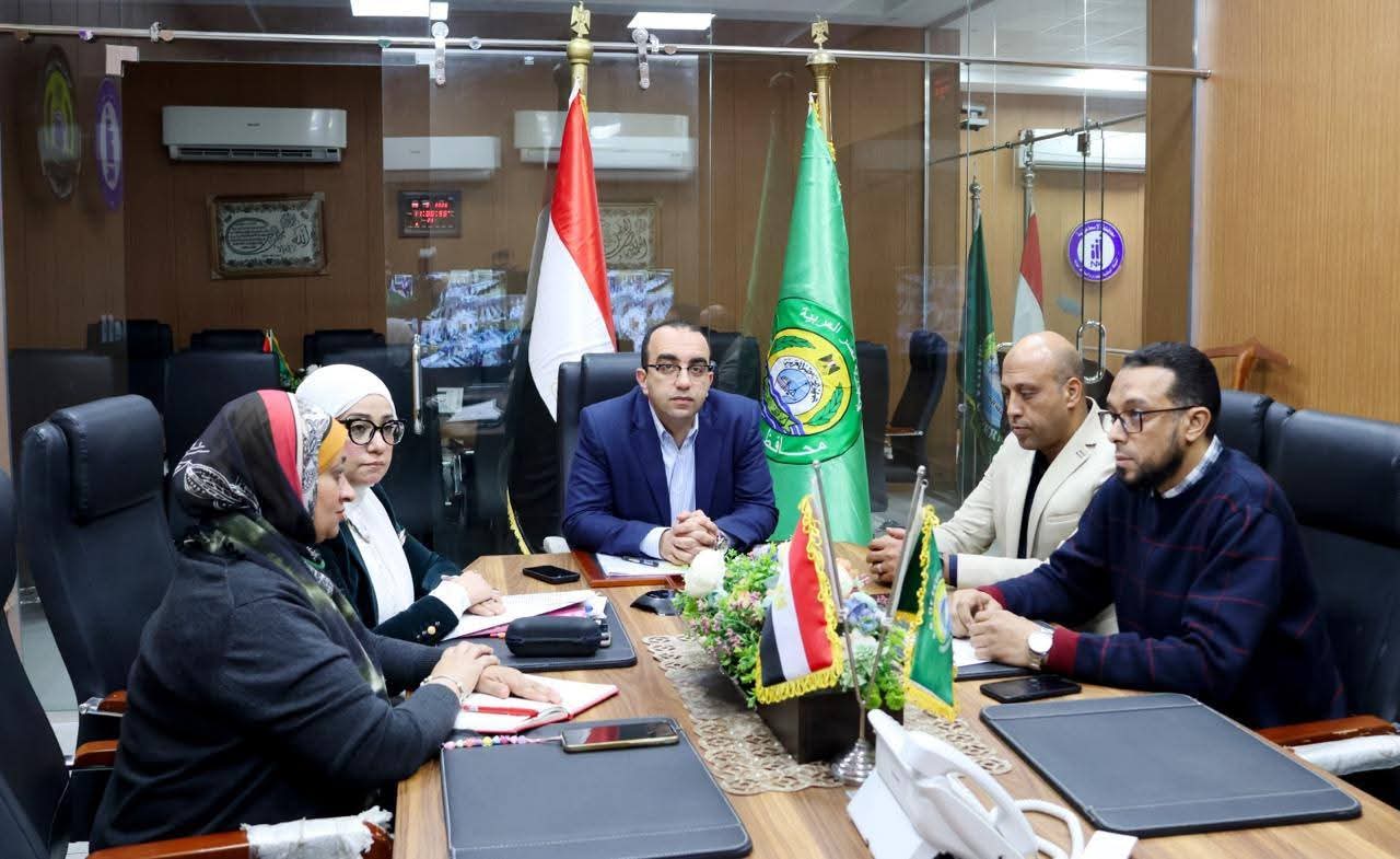 نائب محافظ الإسماعيلية يشارك في اجتماع لمتابعة تجهيزات مجمعات الخدمات الحكومية ضمن "حياة كريمة