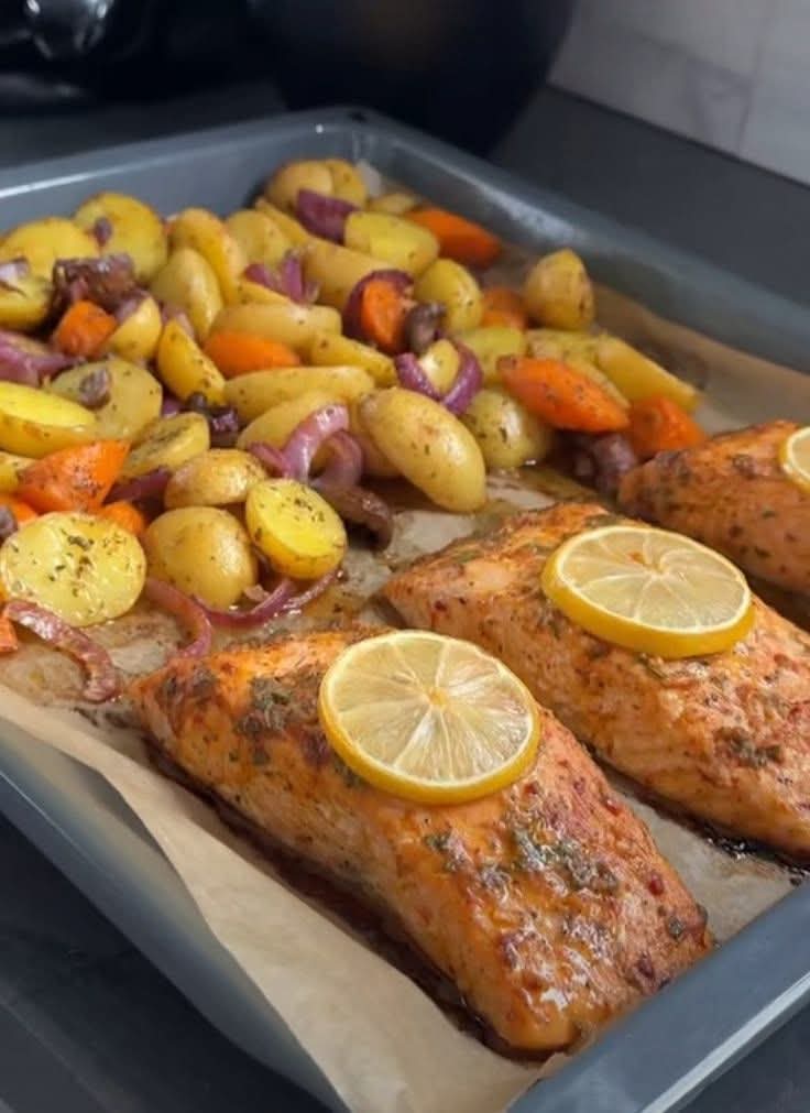 مطبخ الكنانة طبق سمك السلمون المشوي مع الخضروات 