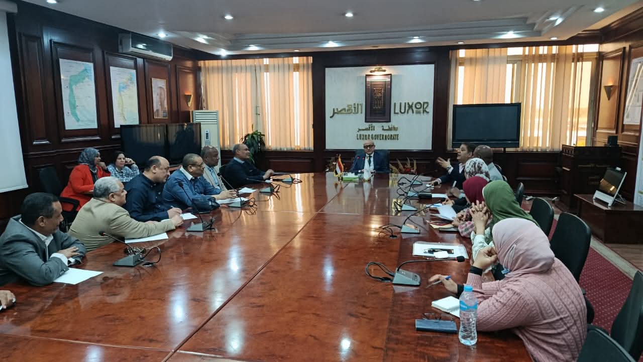 محافظ الأقصر يترأس اجتماعاً موسعاً لمتابعة استعدادات الدورة الخامسة عشرة لمهرجان الأقصر للسينما الإفريقية