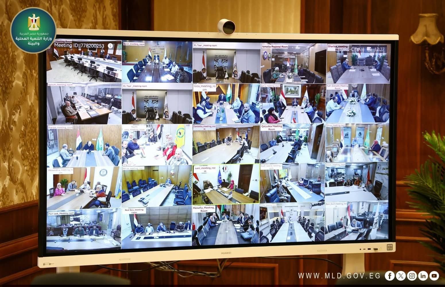 برئاسة وزيرة التنمية المحلية والبيئة  نائب محافظ الوادي الجديد يشارك باجتماع متابعة إقرار تعريفة الركوب الجديدة بالمحافظات