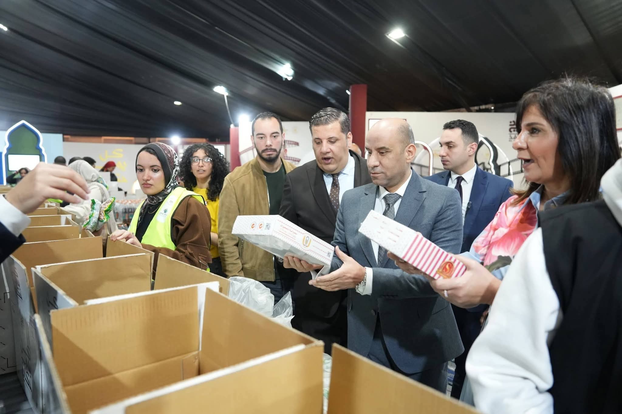 بدعوة من مؤسسة صناع الخير للتنمية.. وزير العمل يشارك في تجهيز مساعدات رمضانية للأسر الأولى بالرعاية