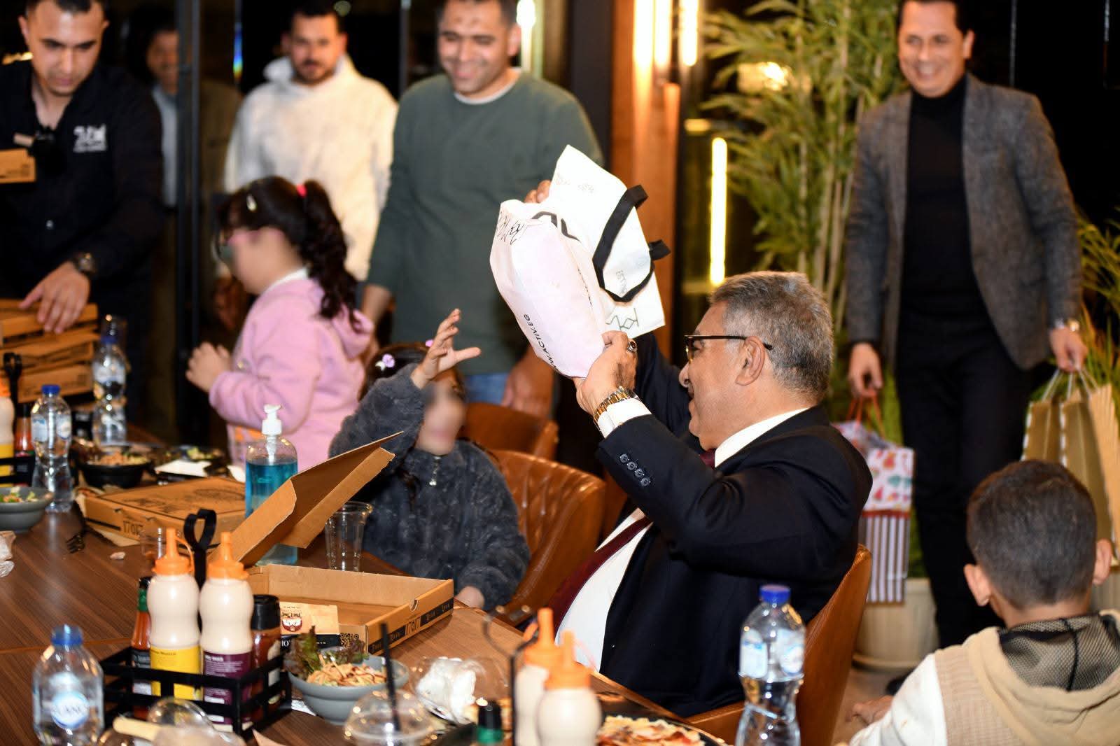 محافظ الدقهلية يشارك أبناء مصر من الأيتام حفل الإفطار ويوزع عليهم الهدايا بمناسبة عيد الفطر المبارك