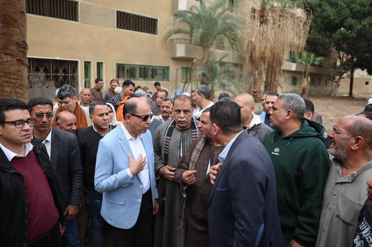 محافظ المنيا يُعاين مواقع بقرية بني أحمد الغربية لإقامة مركز طبي ومشروعات استثمارية