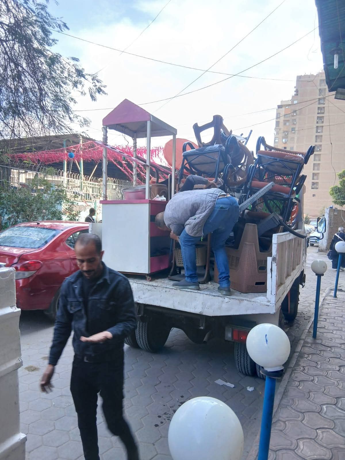 محافظ الجيزة يتابع من داخل مركز السيطرة حملات رفع الإشغالات والتعامل مع مخالفات البناء 