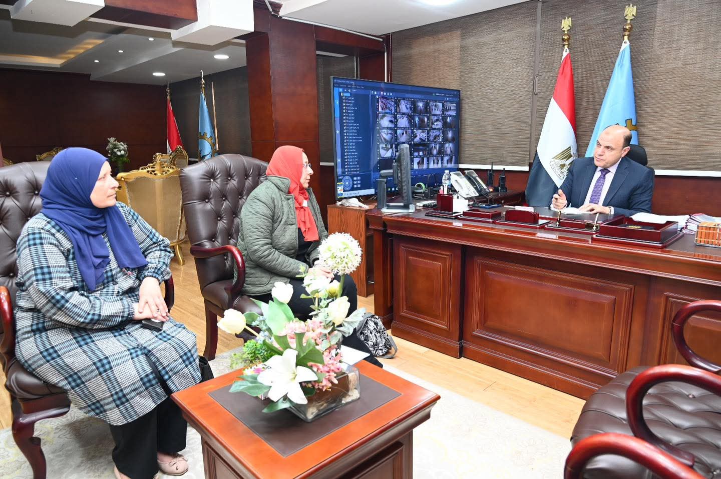 محافظ الغربية يجتمع مع مديري مديريات العمل والزراعة والطرق والنقل وهيئة الطرق والنقل لتعزيز كفاءة الأداء وتحسين مستوى الخدمات