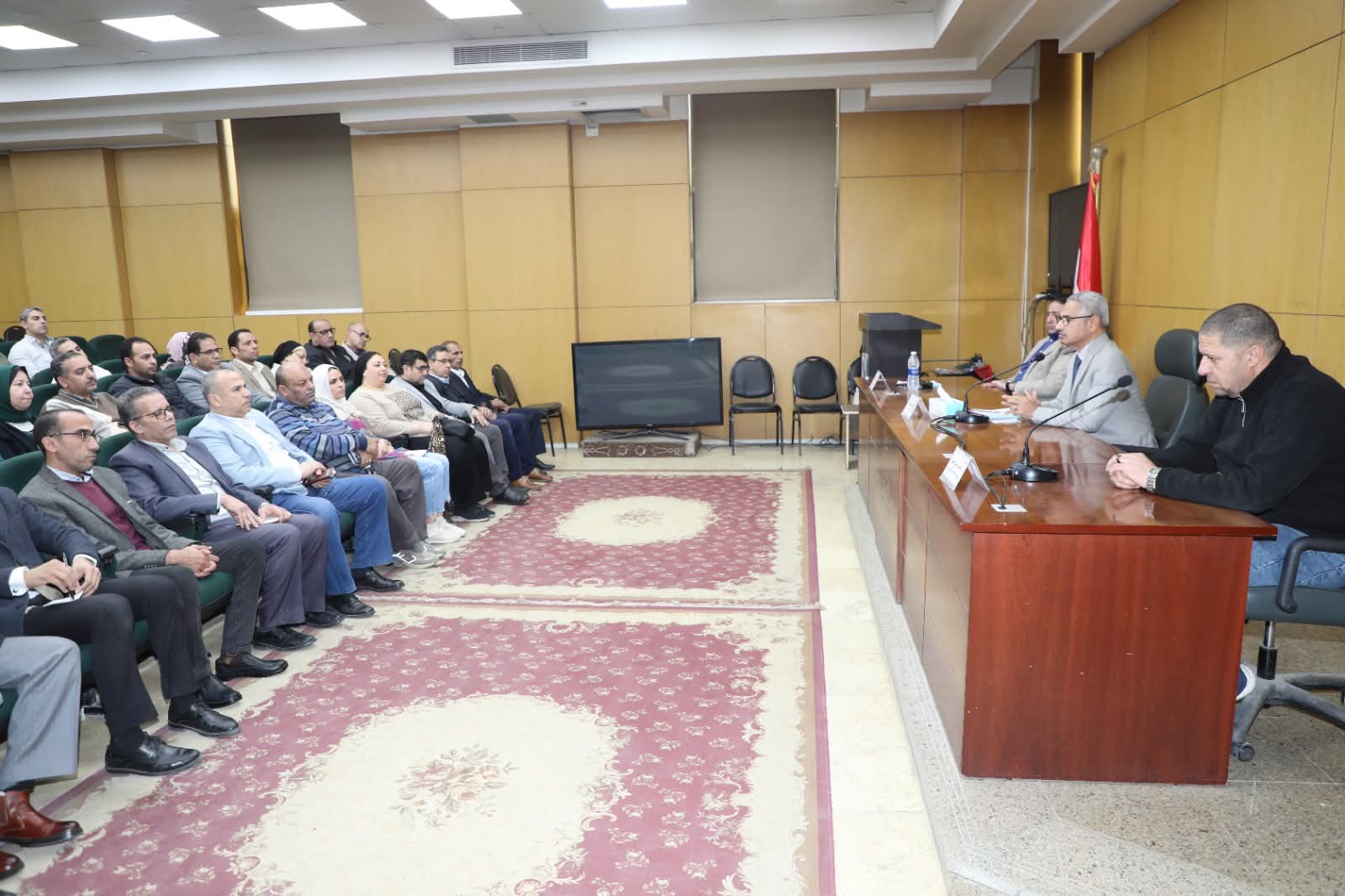 محافظ بني سويف يوجه بمجموعة قواعد للعمل المؤسسي بالديوان العام منها: الانضباط والتعاون وبناء كوادر الصف الثاني في صدارة الأولويات