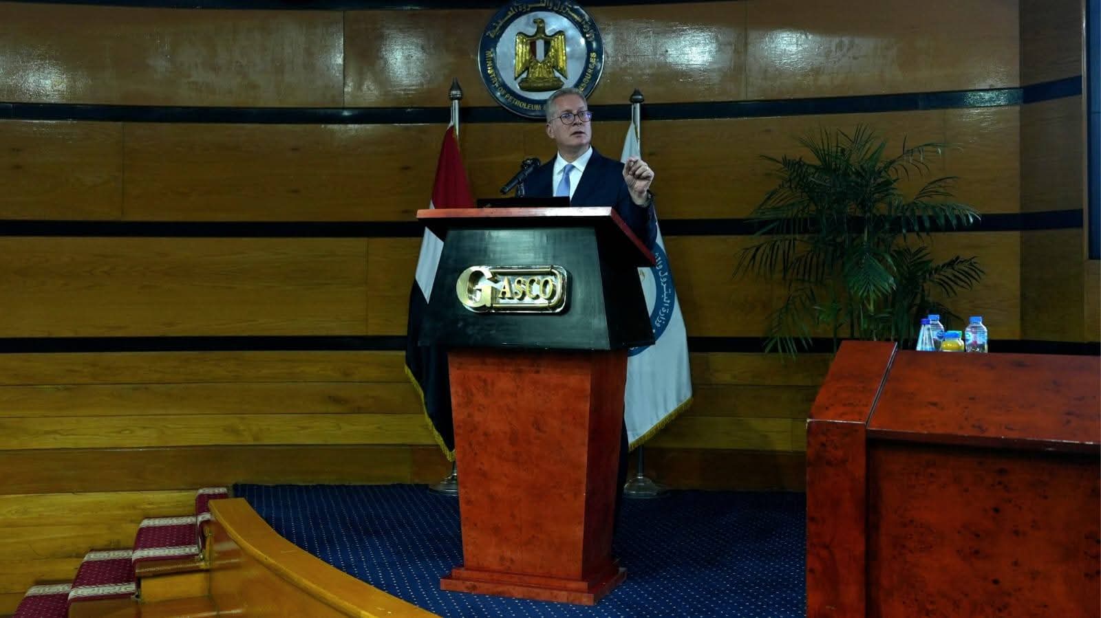 وزير البترول والثروة المعدنية في حوار مفتوح مع رؤساء شركات الإنتاج ونوابهم: