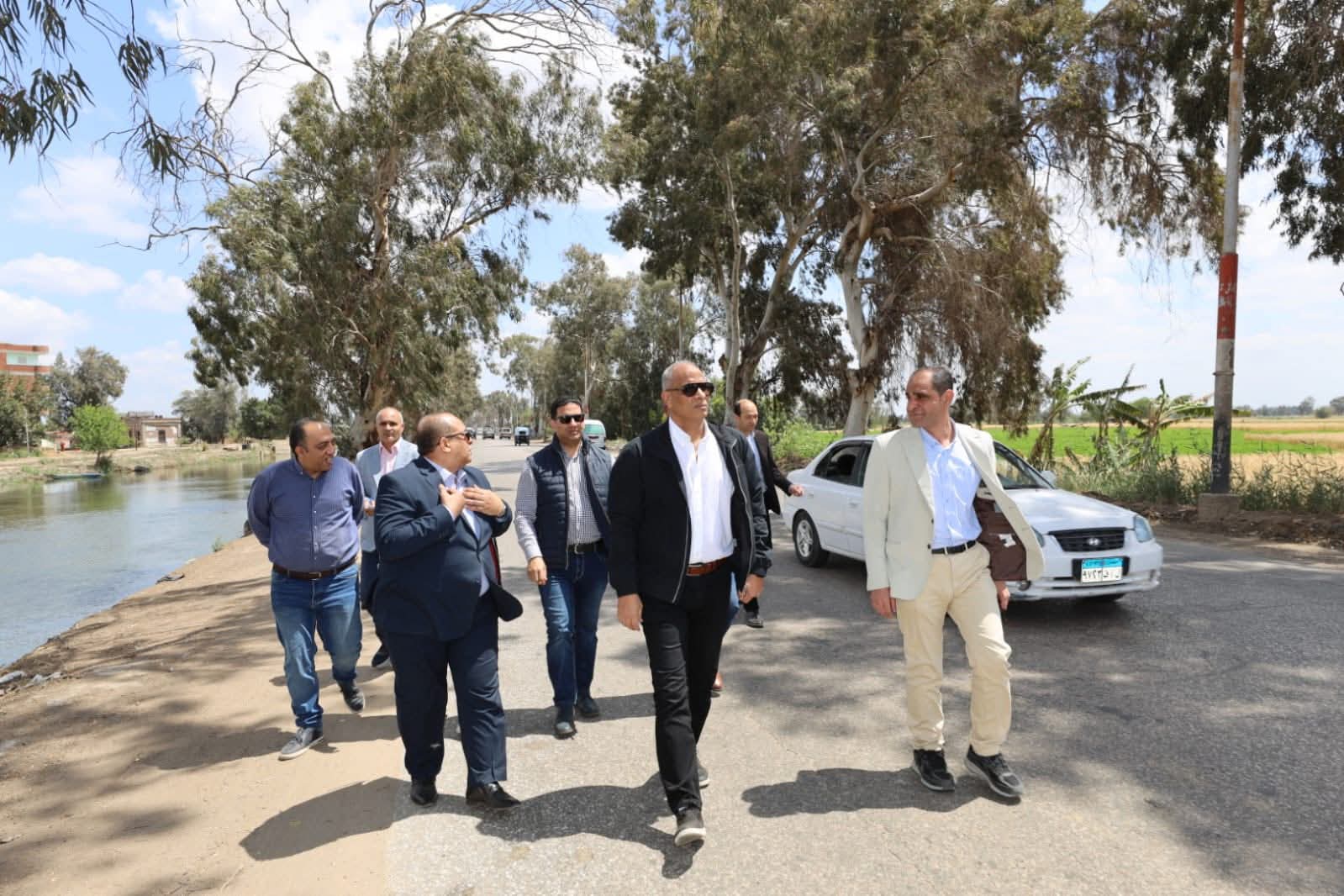 محافظ كفرالشيخ يتفقد النقاط الخطرة بعدد من طرق المحافظة ويوجه بوضع حلول عاجلة لمعالجتها للحد من الحوادث وحماية أرواح أهالينا