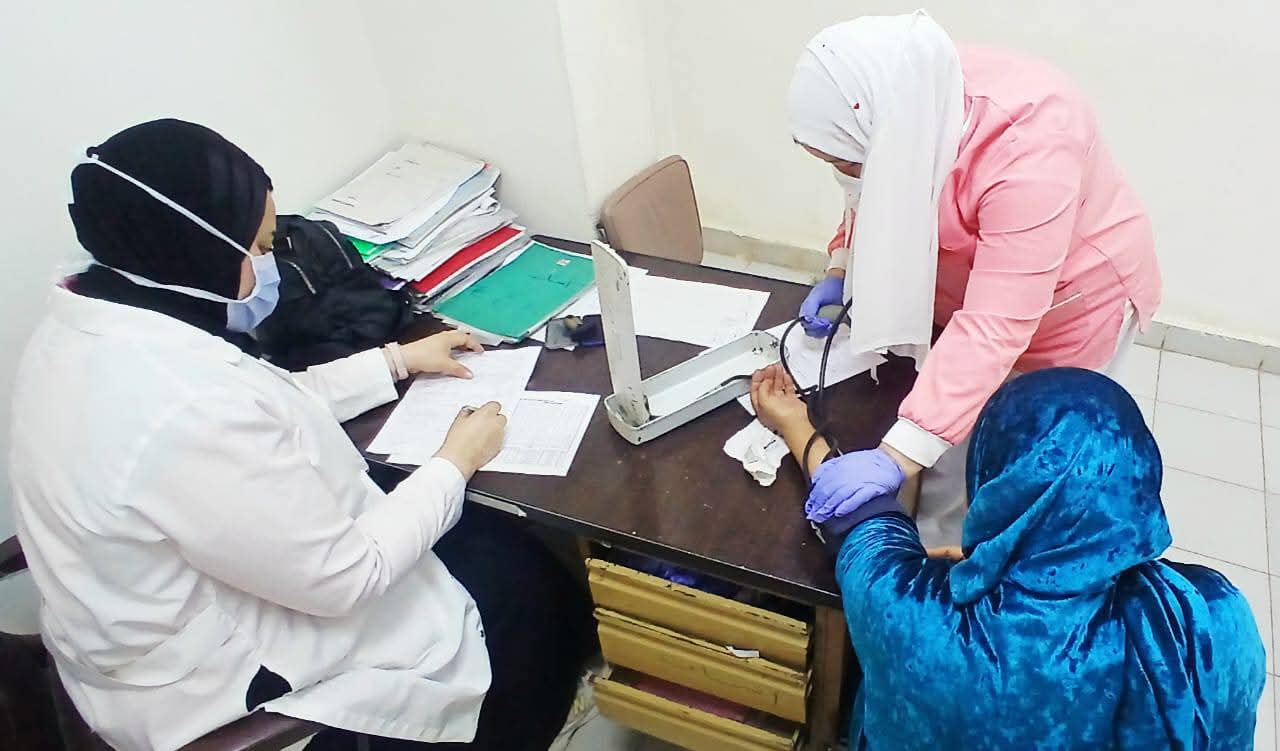 محافظ الدقهلية: 1135 مواطن استفادوا من القافلة الطبية المجانية بمنشأة النصر بشربين 