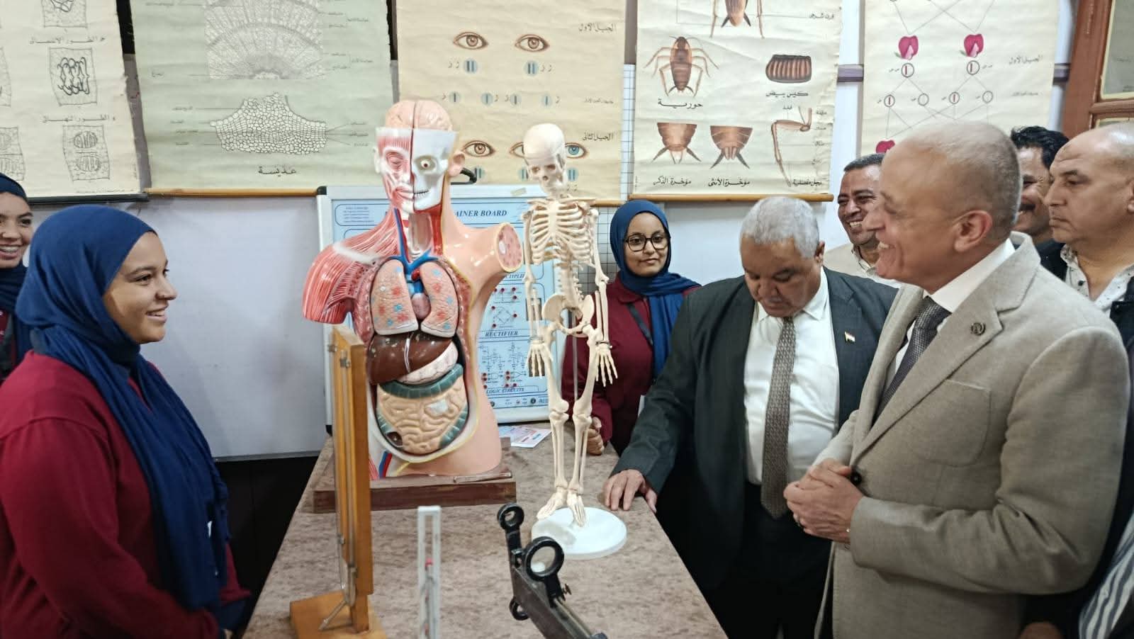 خلال زيارة لأرمنت الثانوية.. محافظ الأقصر يتفقد متحف العلوم ويكرم 12 طالبة ويشيد بابتكاراتهن