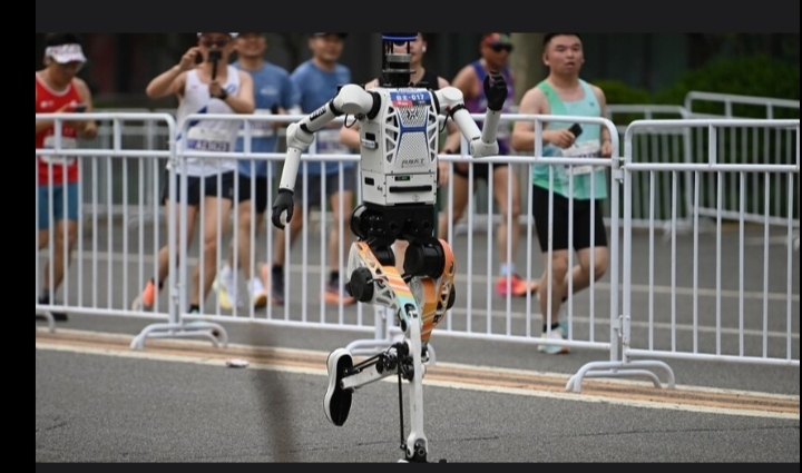 روبوت يحطم الرقم القياسي البشري في سباق نصف ماراثون في بكين
