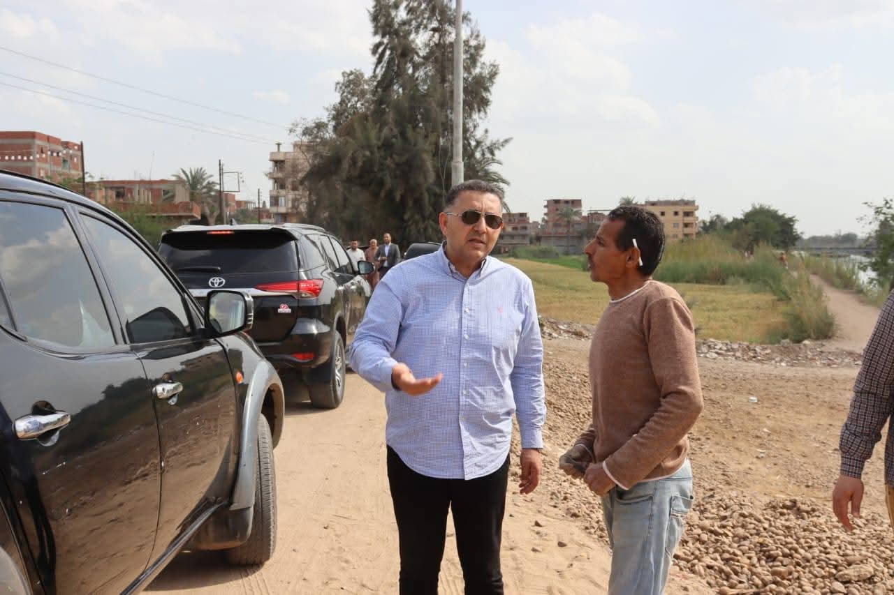 محافظ القليوبية يشن جولة "مفاجئة" على "خط 12" الرابط بين مركزي بنها وطوخ ويوجه بإزالة فورية للتعديات على حرم الرياح التوفيقي