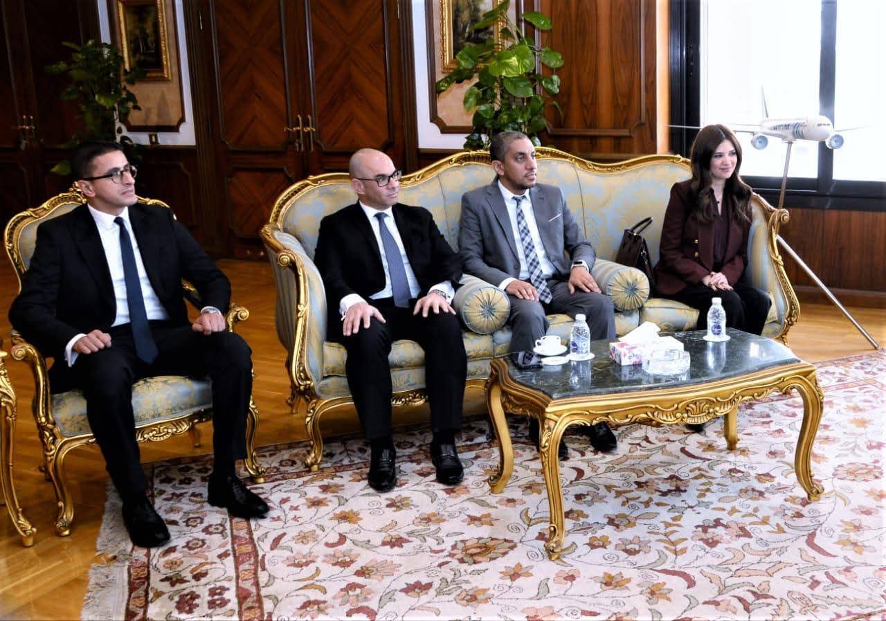 وزير الطيران المدني يبحث مع مسؤولي شركة Microsoft آليات تعزيز التعاون المشترك في مجالات تكنولوجيا المعلومات والتحول الرقمي