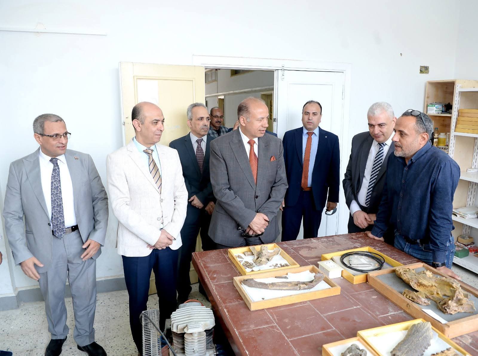 رئيس جامعة المنصورة يتفقد مركز الحفريات الفقارية ويؤكد دعمه لتطويره كمركز بحثي عالمي