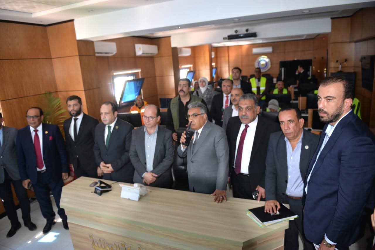 محافظ الدقهلية يتابع مع عدد من أعضاء مجلسي النواب والشيوخ بثًا مباشرًا من الغرفة المركزية للطوارئ بمديرية الصحة من داخل مركز الشبكة الوطنية للطوارئ والسلامة بديوان عام المحافظة