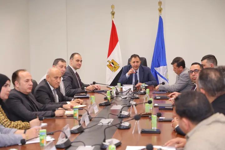 محافظ دمياط يرأس اجتماعًا لمتابعة تنفيذ توصيات مؤتمر " دمياط للطاقة النظيفة والمتجددة ٢٠٢٦" 