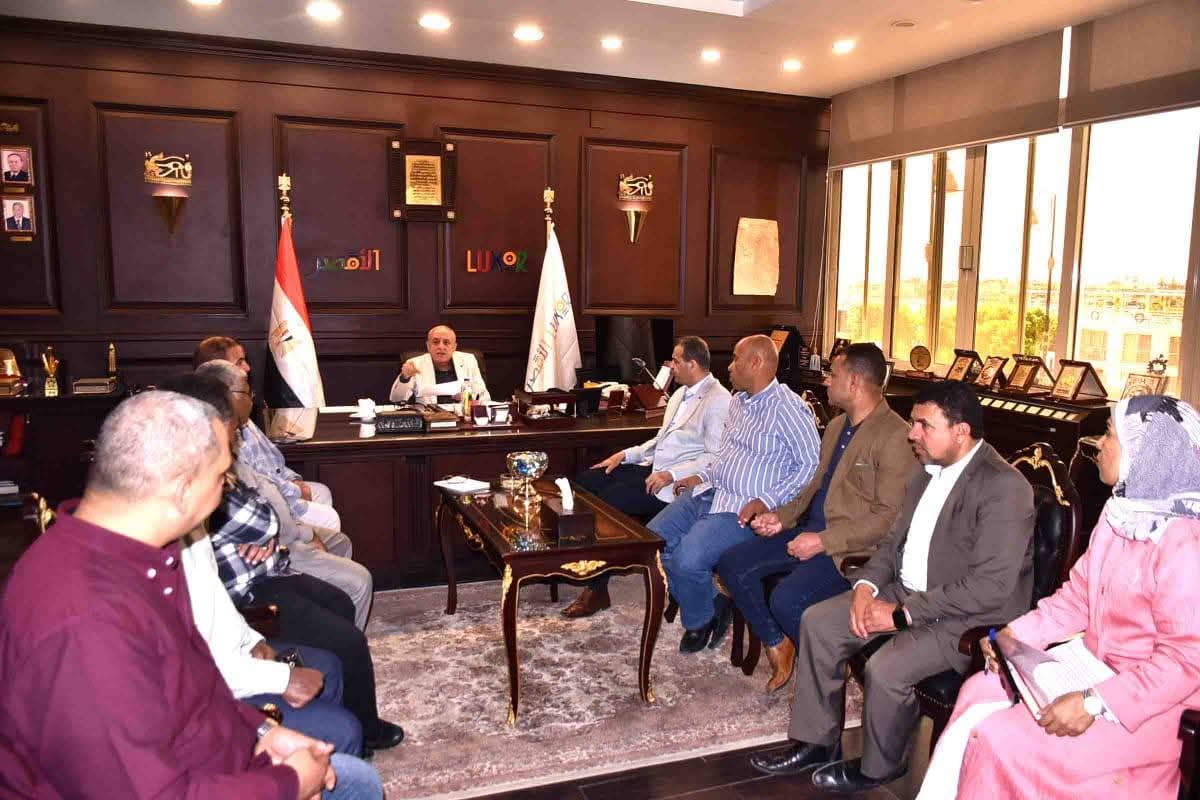 محافظ الأقصر يناقش ملفات التقنين لاملاك الدولة والتصالح والمتغيرات ومستوى الخدمات مع رؤساء المدن