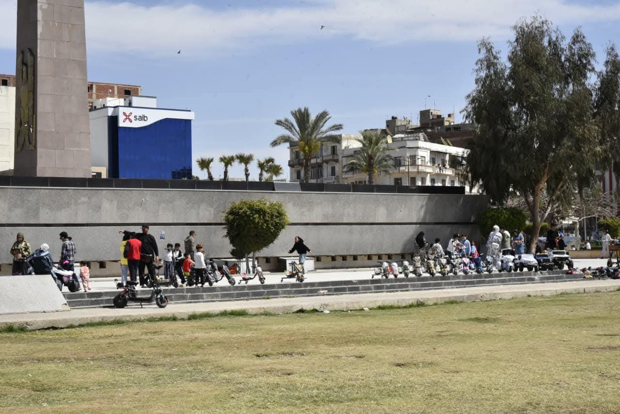 إقبال كبير على حديقة المسلة ببورسعيد خلال احتفالات أعياد الربيع وسط أجواء مبهجة