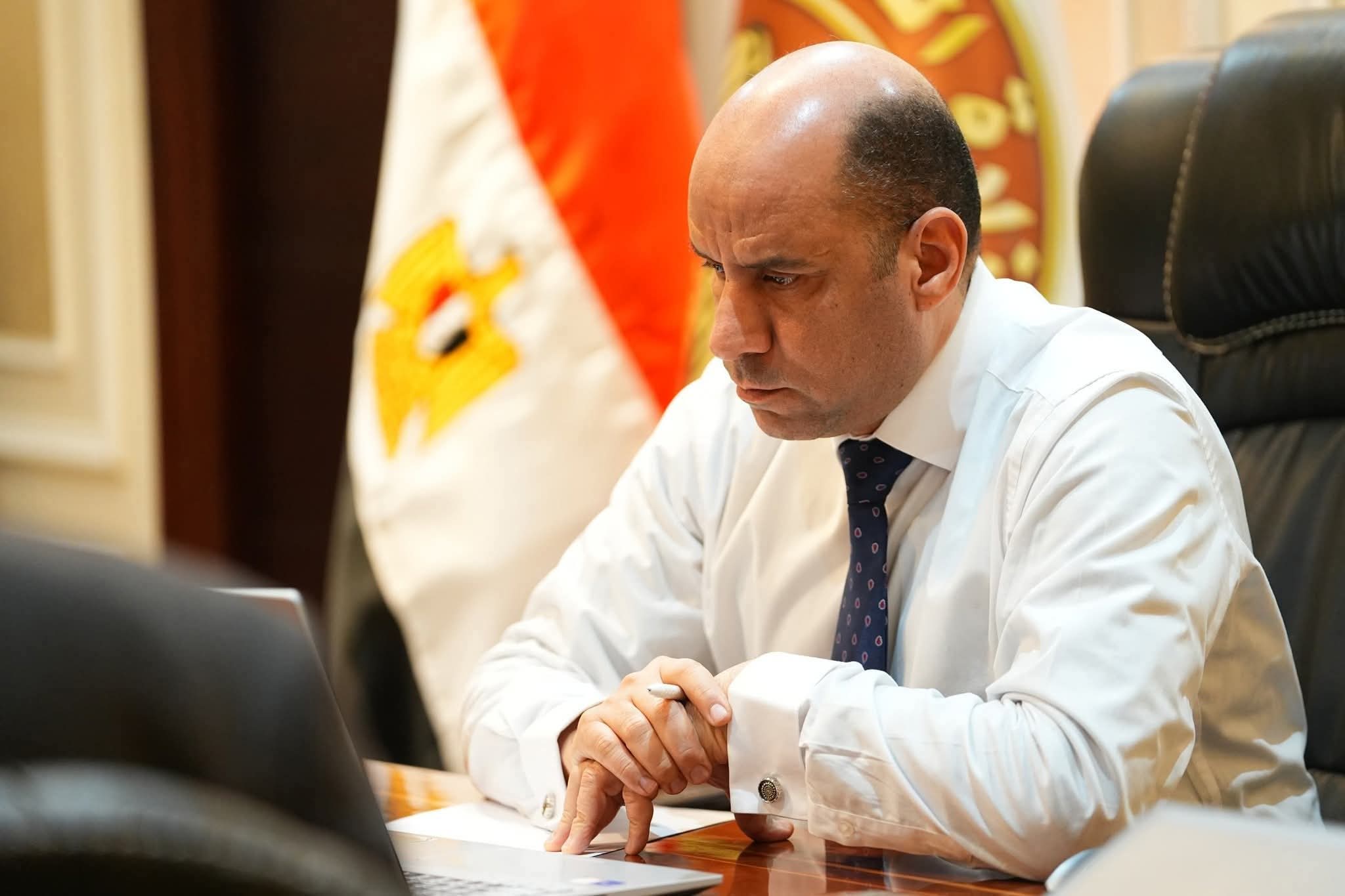 عن طريق "الفيديو كونفرانس".. وزير العمل يتابع مع مديريات العمل بالمحافظات تنفيذ خطط "الوزارة