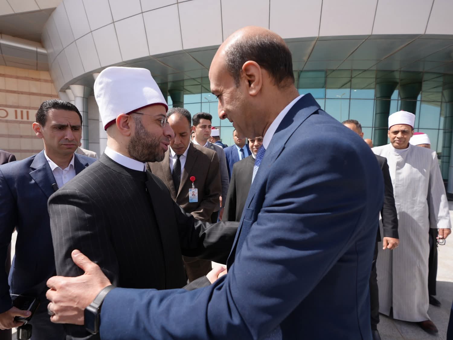 محافظ أسيوط يستقبل وزير الأوقاف بمطار أسيوط الدولي خلال زيارته للمشاركة في افتتاح مؤتمر "الفكر الإسلامي وبناء المجتمع المعاصر" بجامعة الأزهر