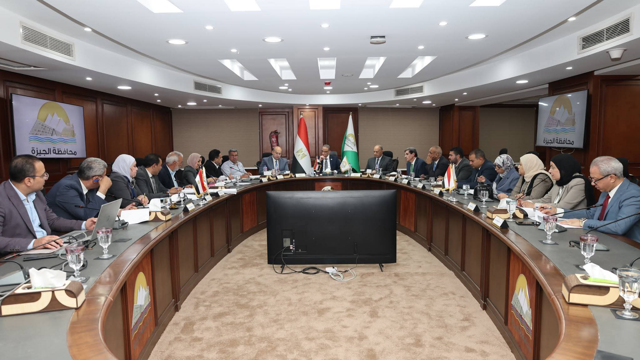 محافظ الجيزة يعقد اللقاء الأسبوعي لبحث شكاوى المواطنين