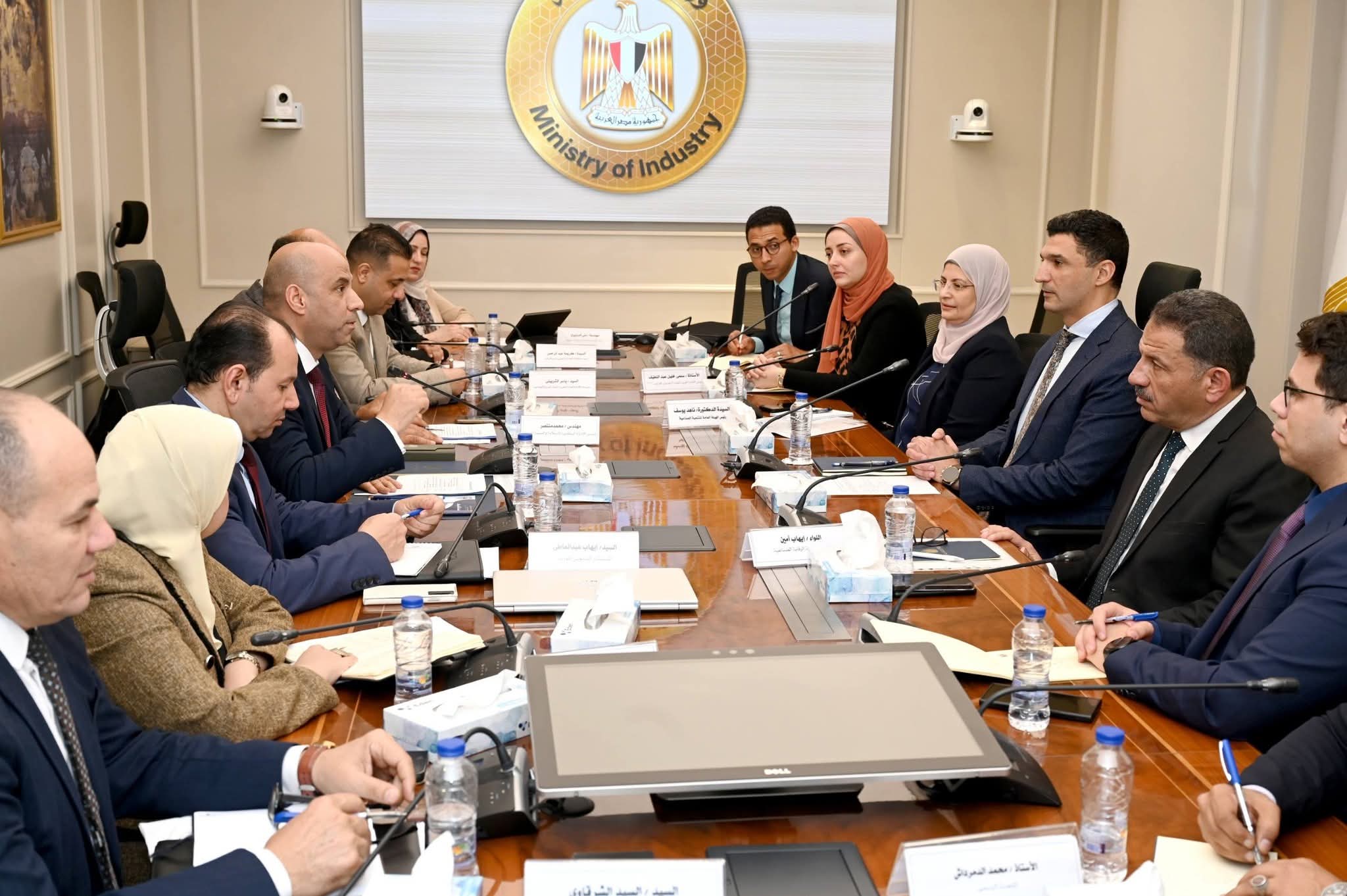 وزيرا الصناعة والعمل يبحثان سبل تعزيز التكامل والتعاون بين الوزارتين في المجالات المشتركة
