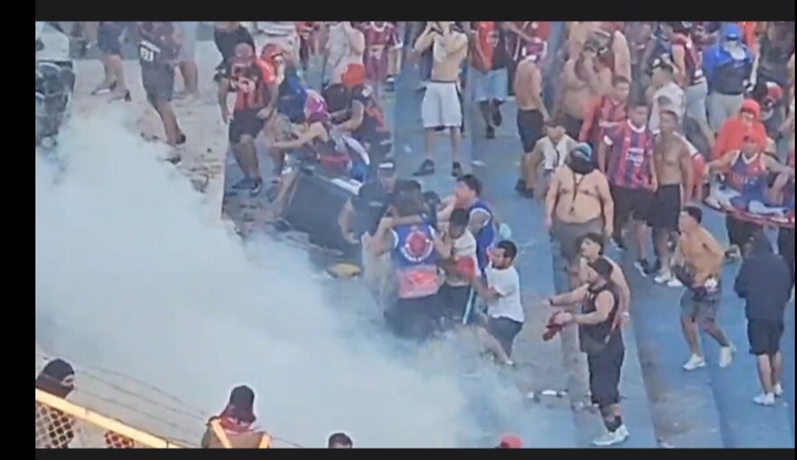 اشتباكات دموية في المدرجات تتسبب في إلغاء "كلاسيكو" باراغواي 