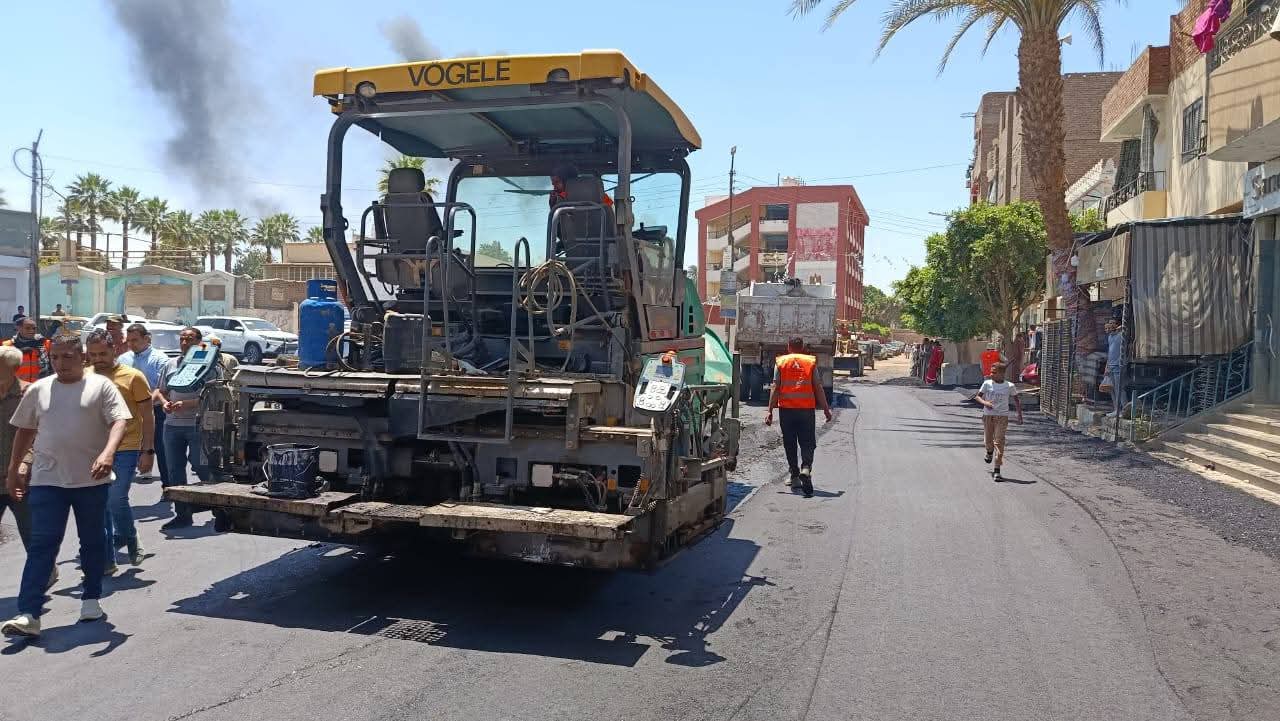 محافظ الأقصر يتابع مشروعات أرمنت.. تفقد طريق مجمع المحاكم ومركز شباب المراعزة والخدمات الصحية