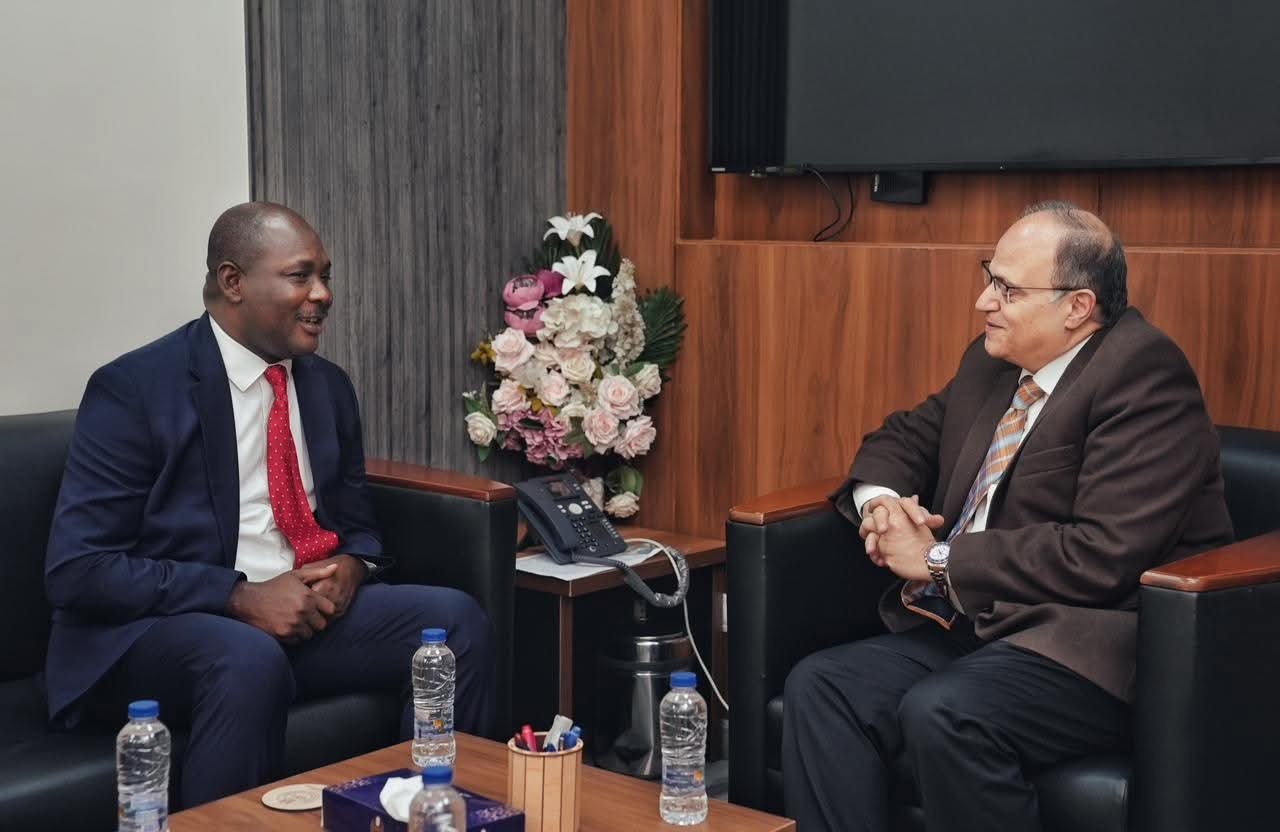 رئيس هيئة الدواء المصرية يستقبل رئيس هيئة الغذاء والدواء بدولة غانا لتعزيز التعاون التنظيمي في القطاع الدوائي