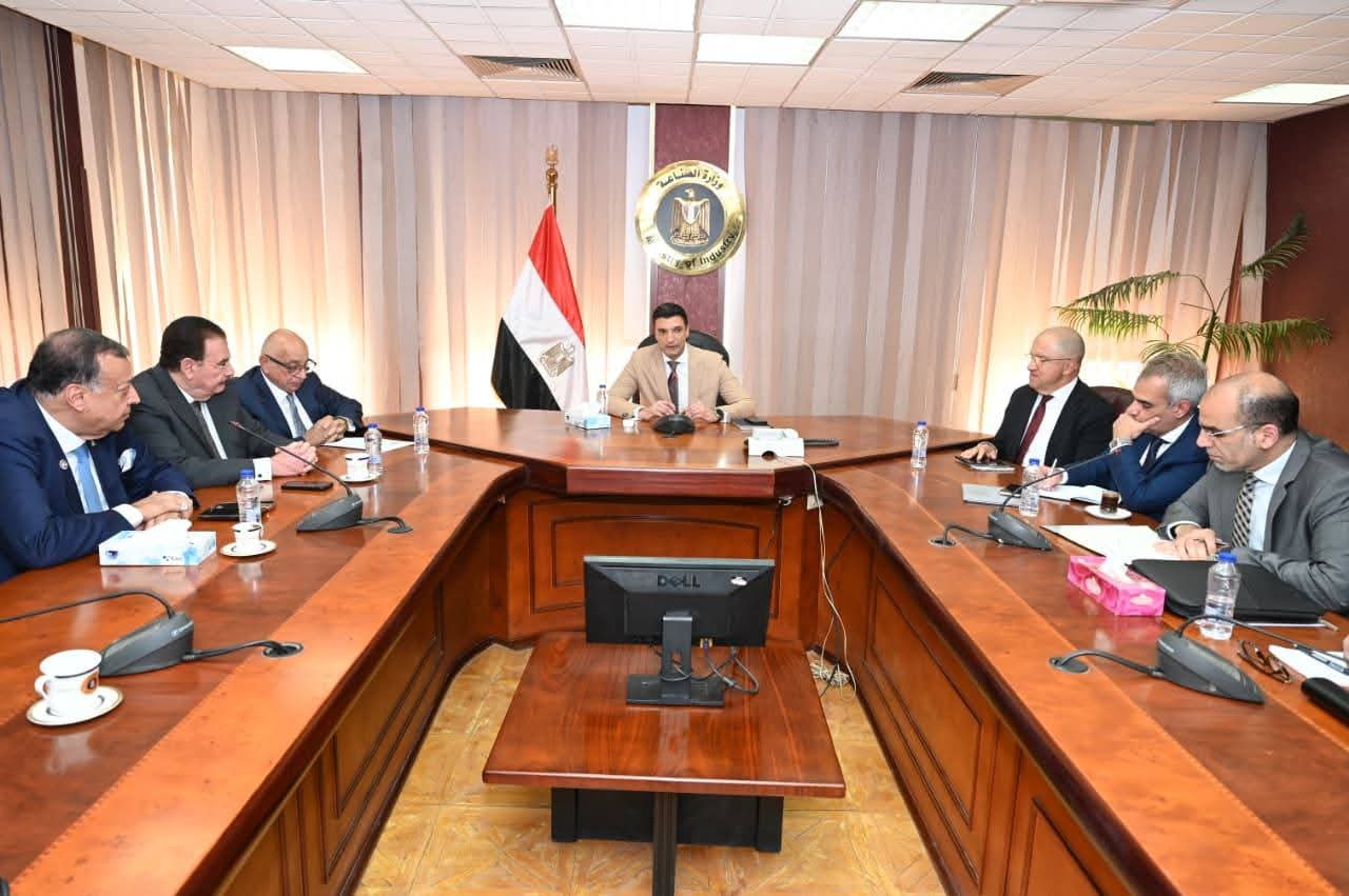 وزير الصناعة يبحث مع اتحاد الصناعات المصرية وممثلي غرفة البترول والتعدين سبل تعظيم الاستفادة من الخامات التعدينية وتعميق الصناعة المحلية