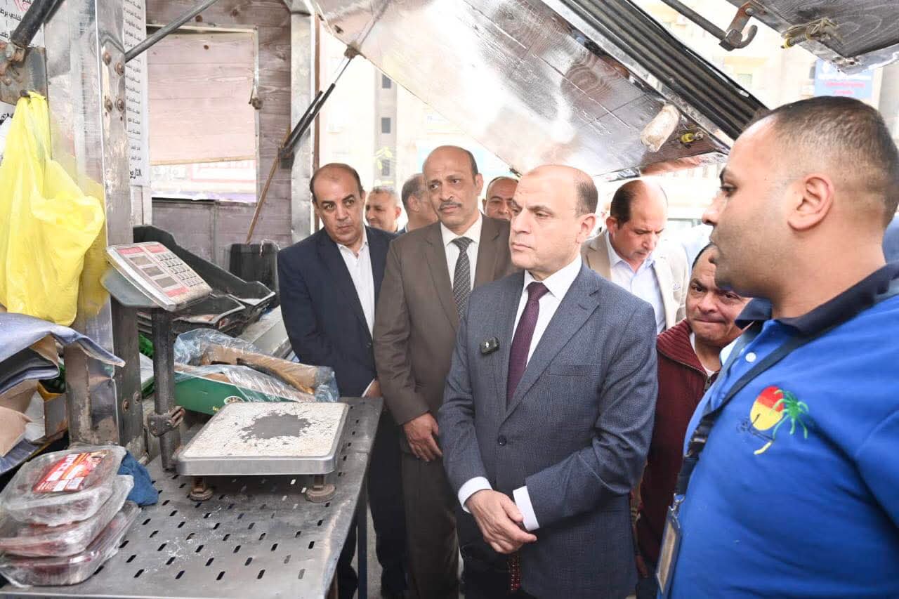 وسط توافد كبير من الأهالي محافظ الغربية يتابع حركة البيع بسوق اليوم الواحد بالمحلة ويؤكد تخفيضات تصل حتى 30%