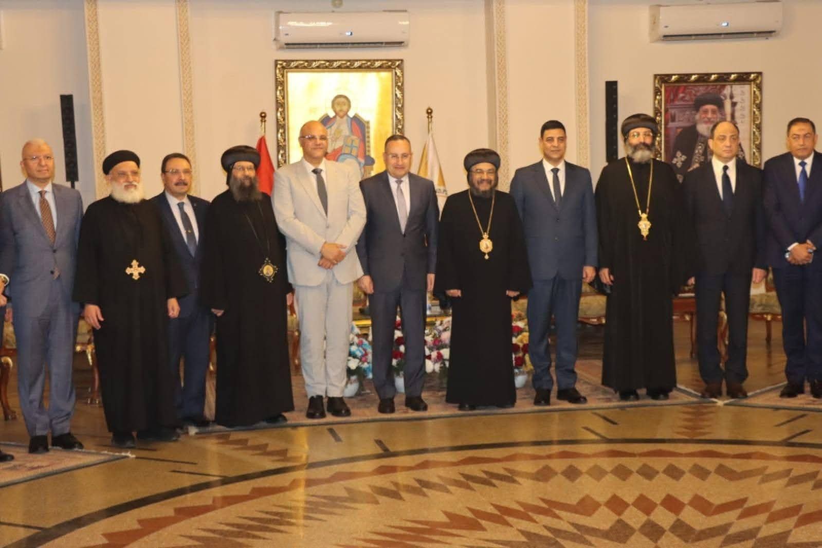 وزير التعليم العالي يزور الكنيسة المرقسية بالإسكندرية ويقدم التهنئة للأخوة الأقباط بعيد القيامة المجيد