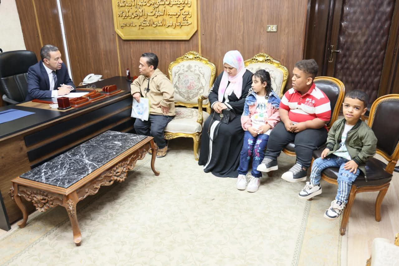 بحضور الجهات التنفيذية محافظ المنوفية يلتقى عدد من المواطنين ويأمر بنهو إجراءات علاج على نفقة الدولة لحالة مرضية