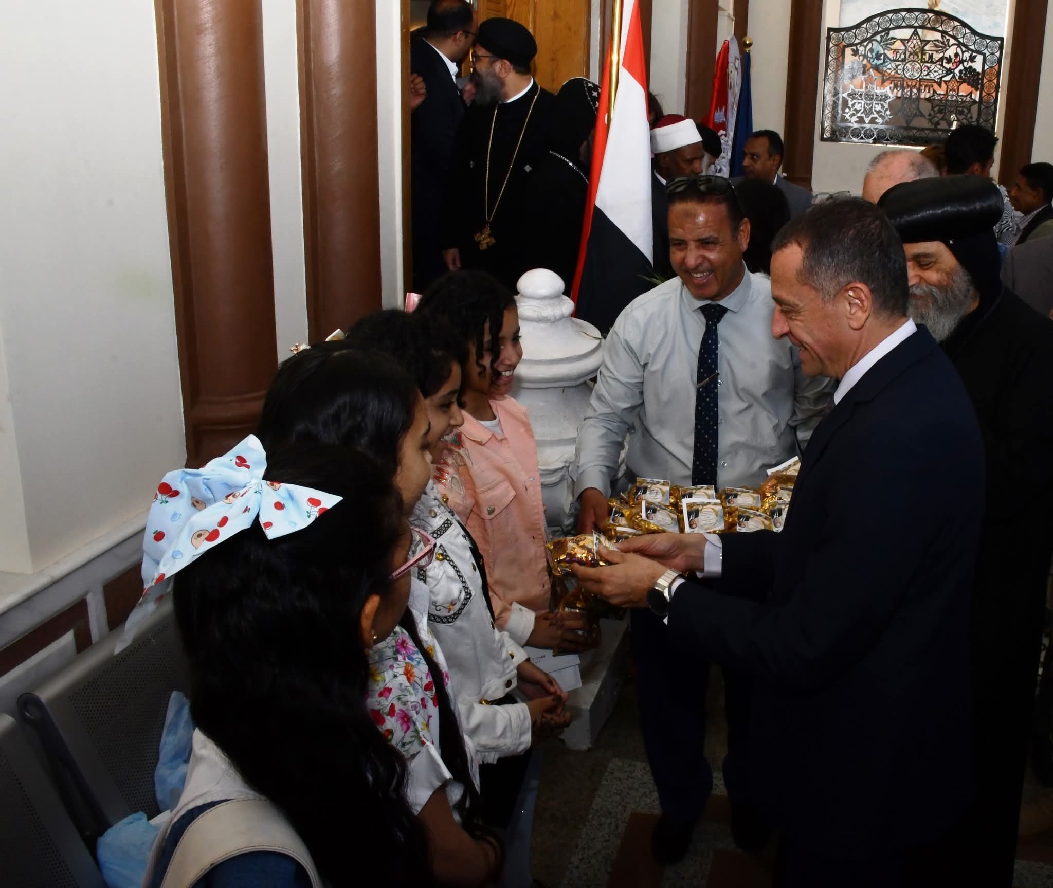 محافظ أسوان يوزع كروت تهنئة الرئيس والهدايا على الأطفال بمختلف الكنائس بمناسبة عيد القيامة المجيد