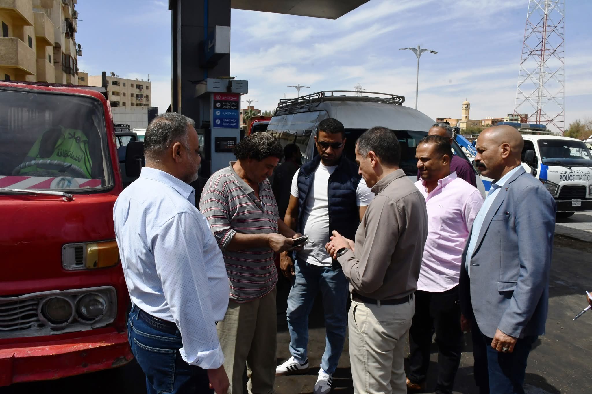 محافظ أسوان يتفقد محطة وقود بطريق السادات ويشدد على الإلتزام بالضوابط الخاصة بتنظيم حركة التزود بالوقود